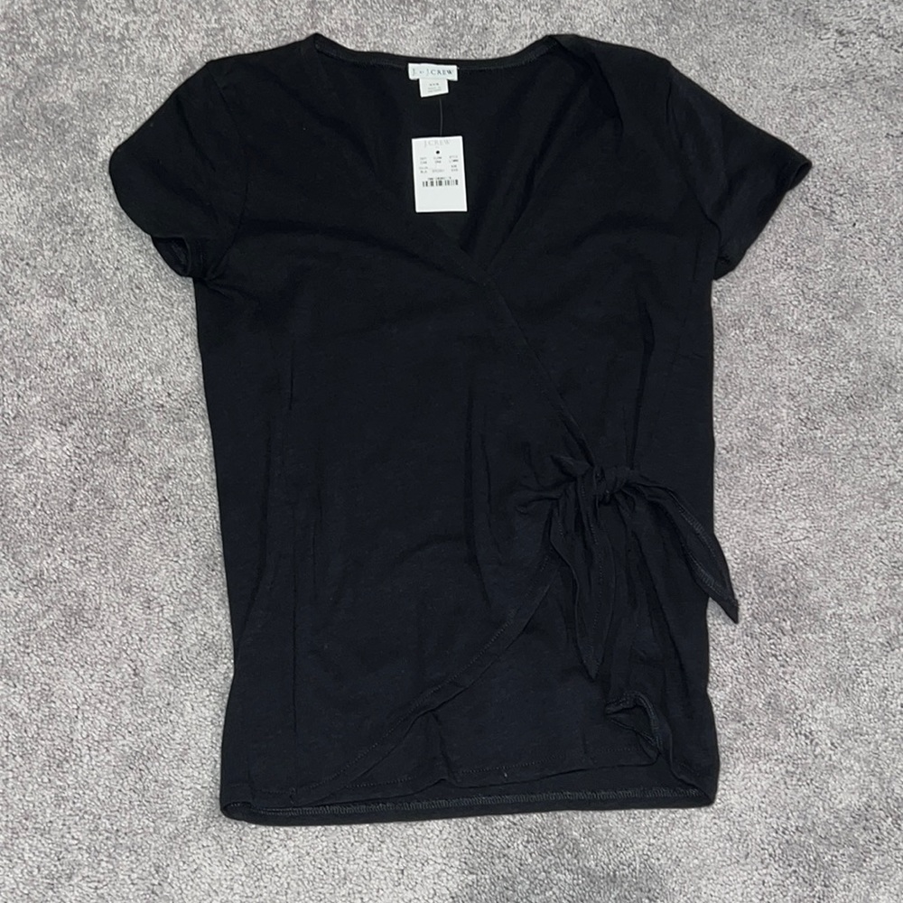 🖤 NWT V-neck with Tie Shirt 🖤